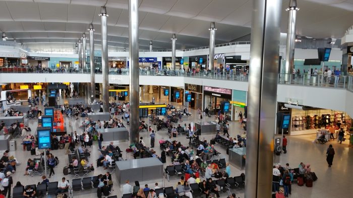 イギリスの空港が閉鎖された原因ってなんだったのでしょう？